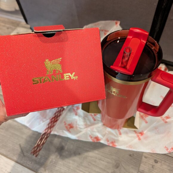 SOLD Stanley, Quencher H2.0 Flowstate Tumbler 40 oz, Holiday 2024 - Picture 9 of 10